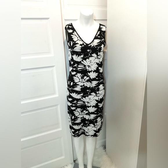 EMPROVED FLORAL DRESS - Picture 1 of 9